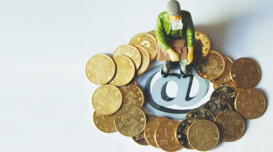 黄金震荡：就业反弹失业率升 鸽派美联储与地缘风险交织