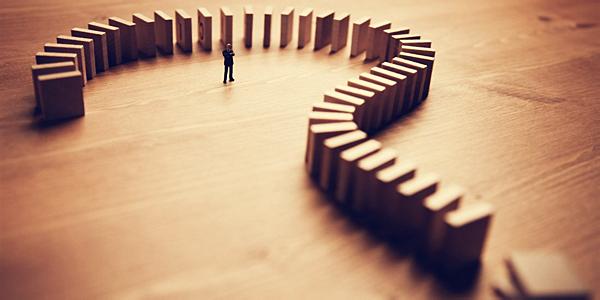 黄金震荡：就业反弹失业率升 鸽派美联储与地缘风险交织